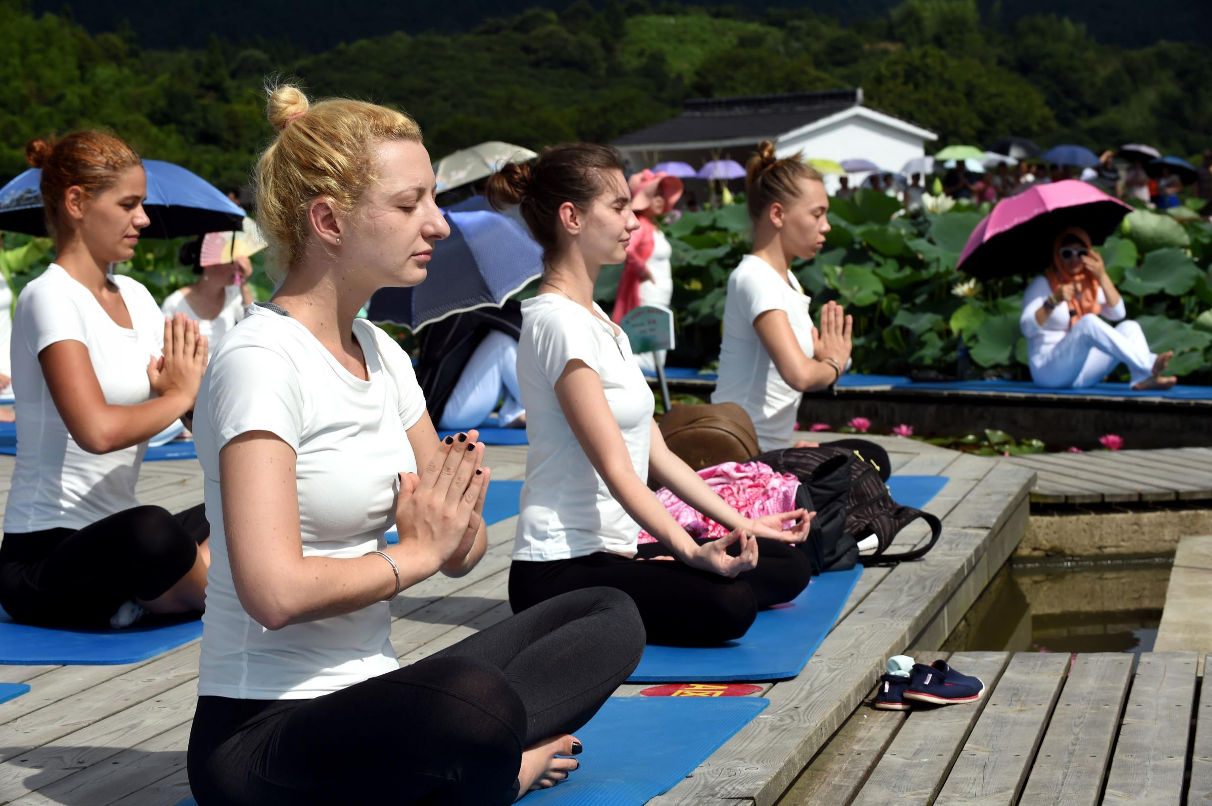 Lezioni di yoga tra i fiori di loto nel villaggio di Xiuzhu