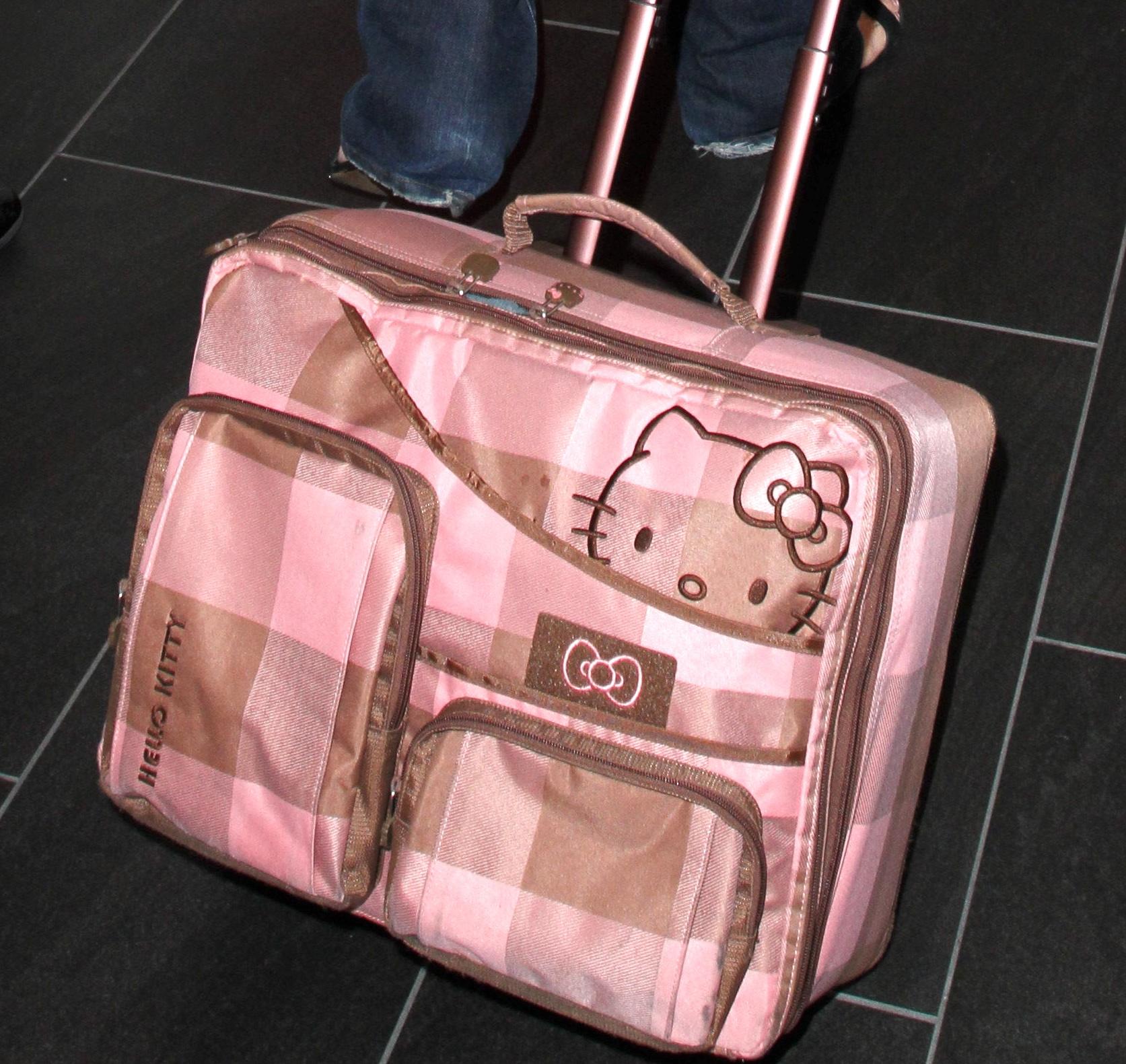 Geena Davis in partenza dall'aeroporto di L.A. con il trolley di Hello Kitty.