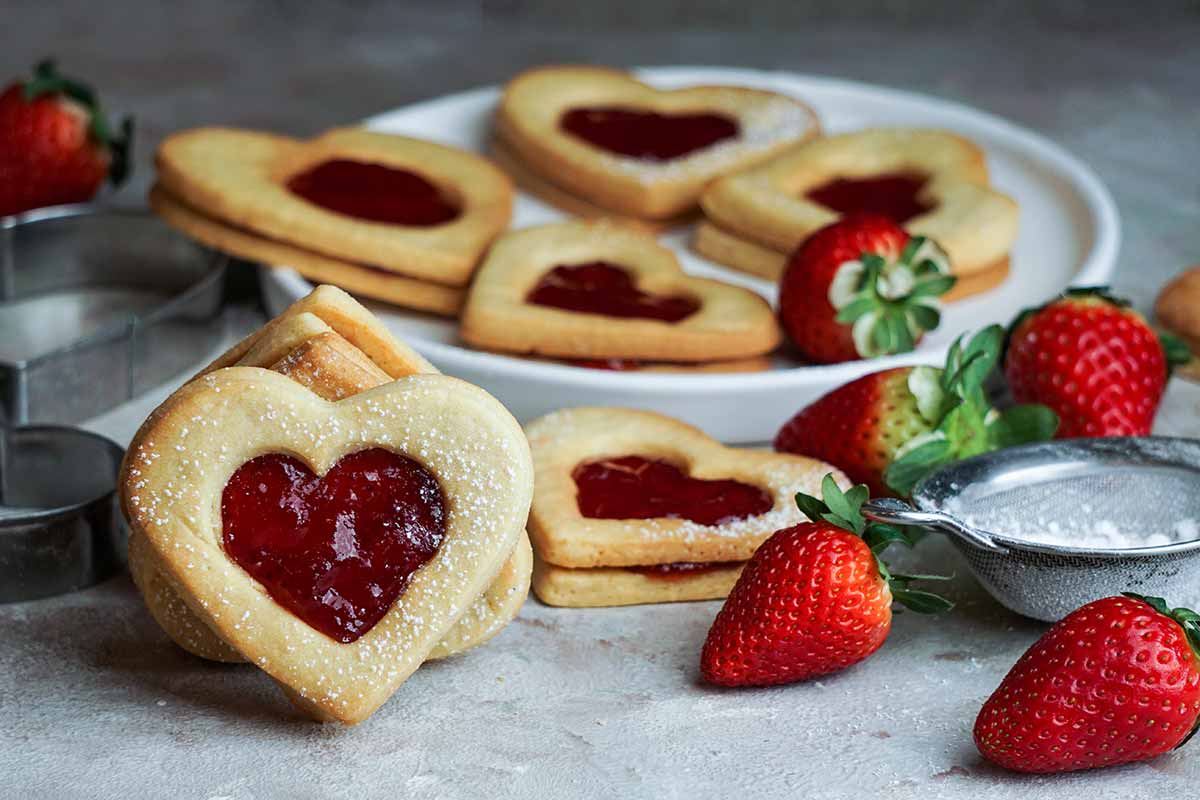 Biscotti con marmellata a forma di cuore