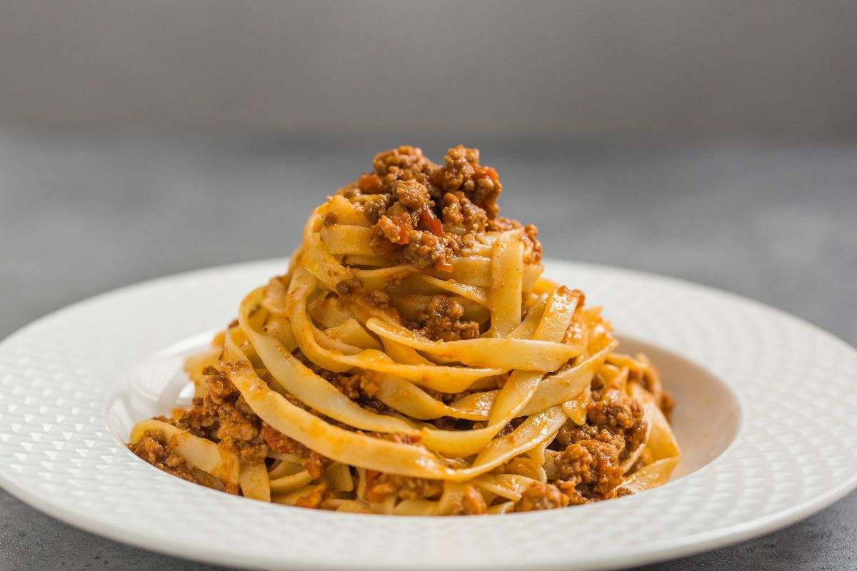 piatto di fettuccine al ragù