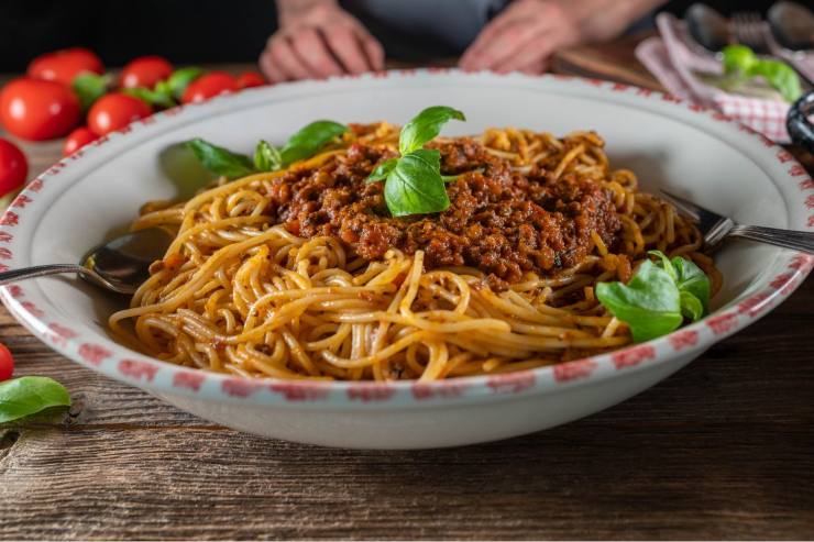 piatto di spaghetti con ragù di carne