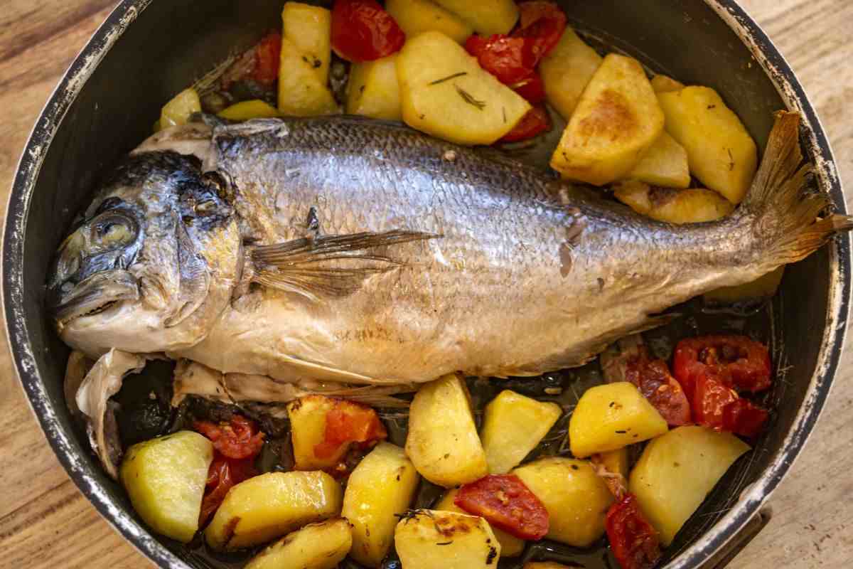 orata in teglia con patate e pomodorini