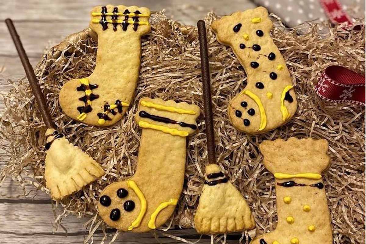 Dolci di pasta frolla e nutella a forma di scopette della Befana