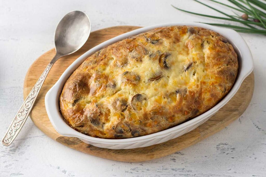 Terrina in ceramica con all'interno una frittata ai funghi