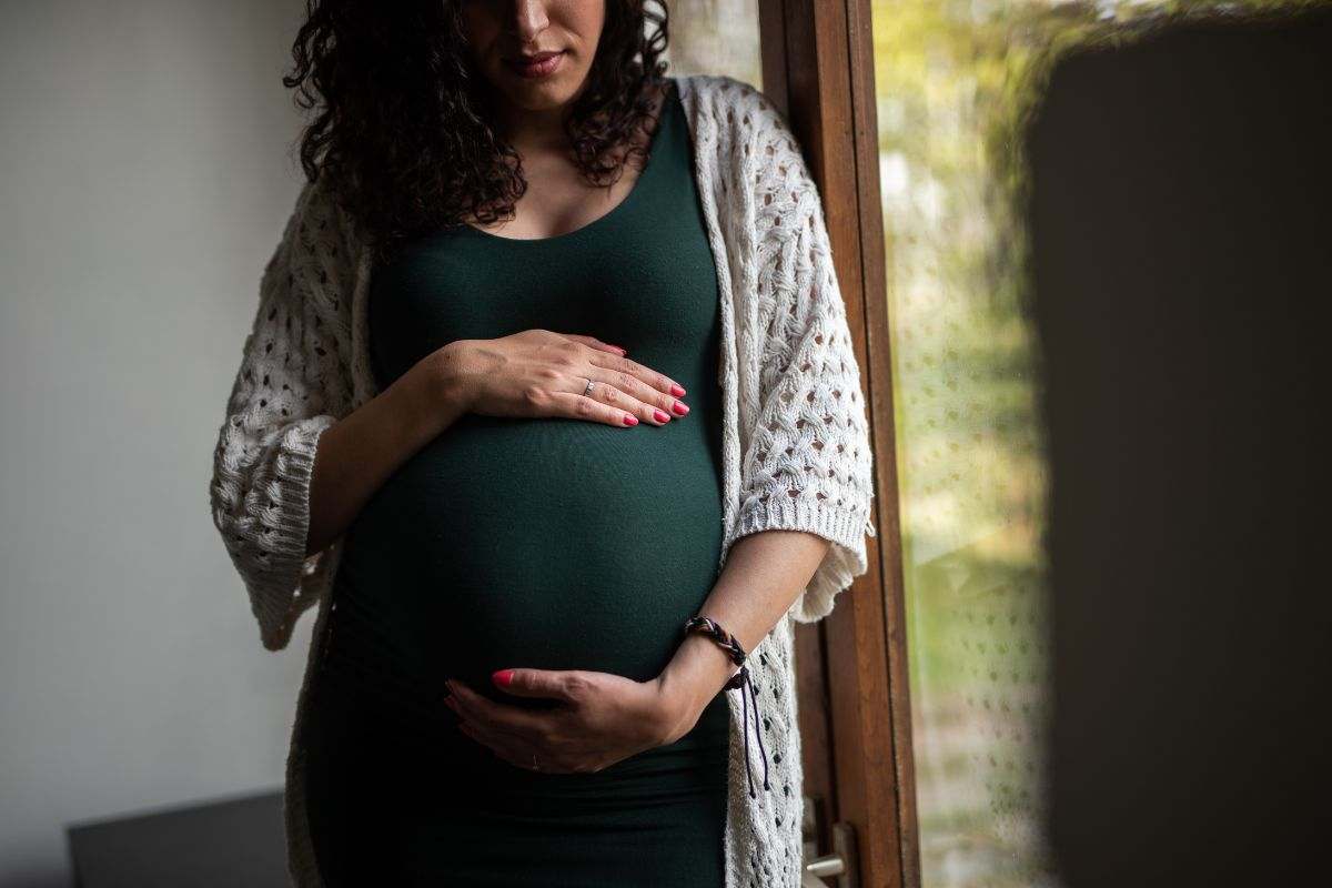 donna incinta che si tocca il pancione