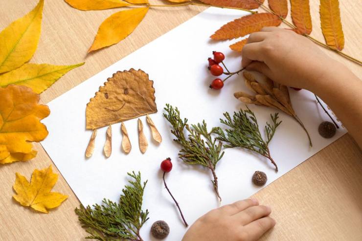 bambino che fa lavoretto per autunno