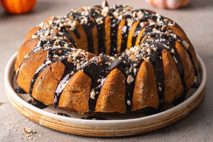 ciambellone soffice con glassa al cioccolato e granella di nocciole