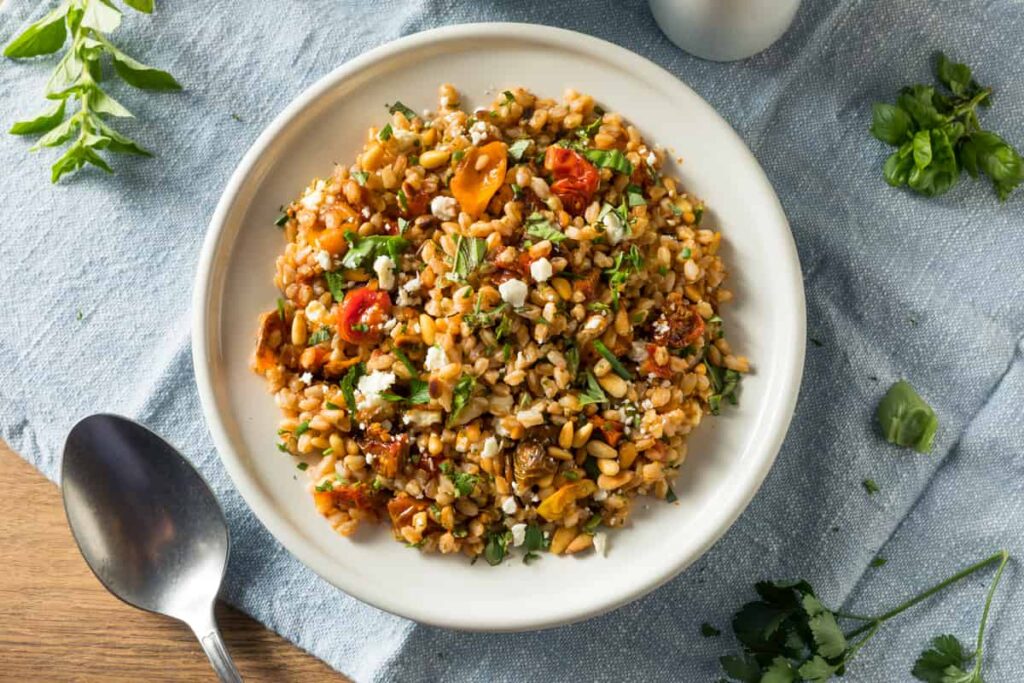 insalata vegana con farro e verdure