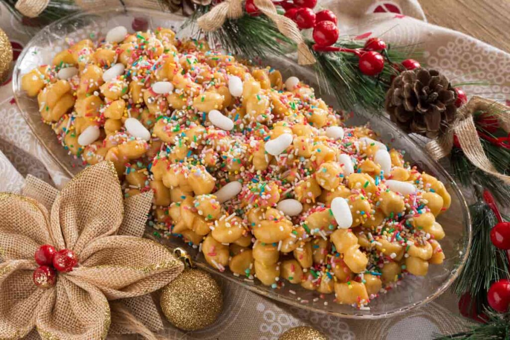 struffoli napoletani fritti con zuccherini colorati 