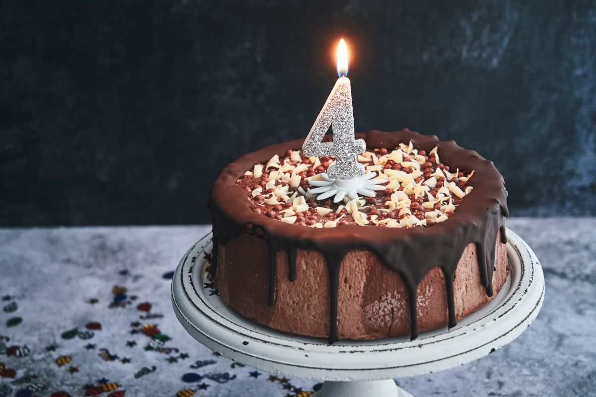 torta di compleanno con candelina