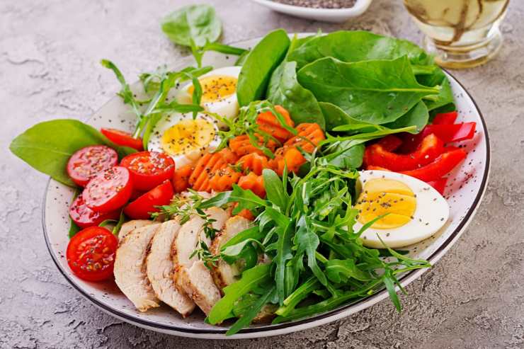 piatto unico leggero con verdura uova pomodoro insalata e carne
