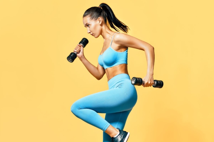 ragazza vestita per l'allenamento