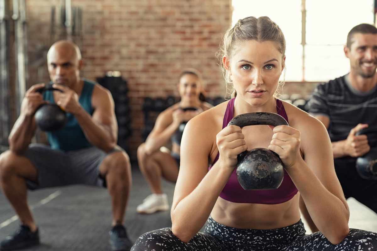 persone che si allenano in palestra