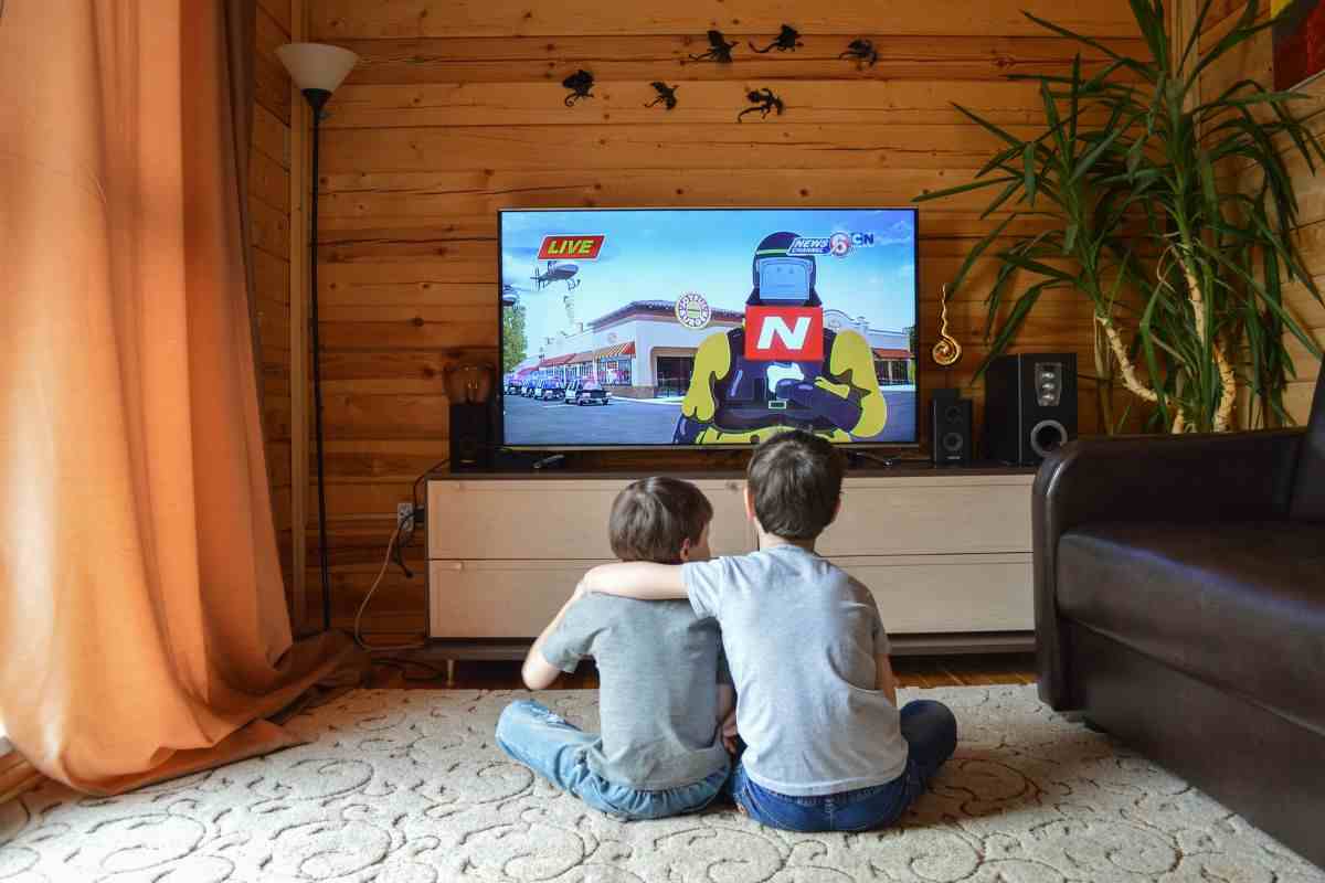 bambini che guardano tv