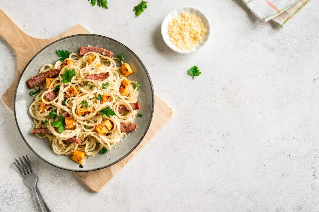 piatto di pasta variante della carbonara con zucca