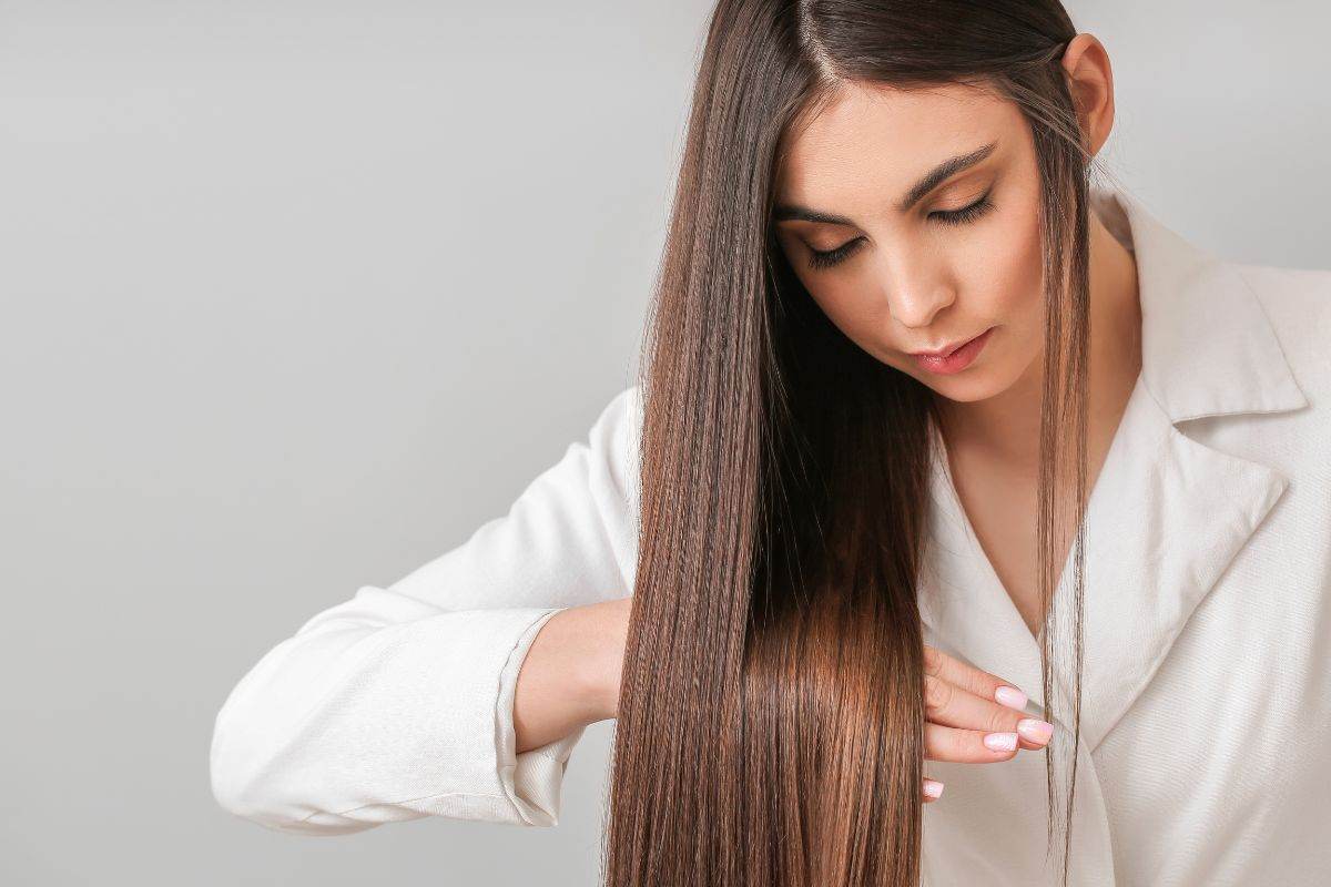 ragazza che si tocca i capelli lisci