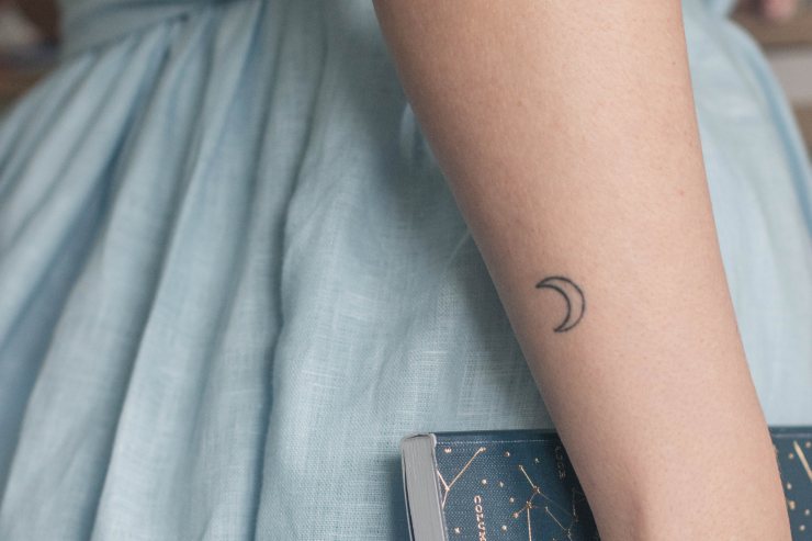 ragazza con tattoo e un libro in mano