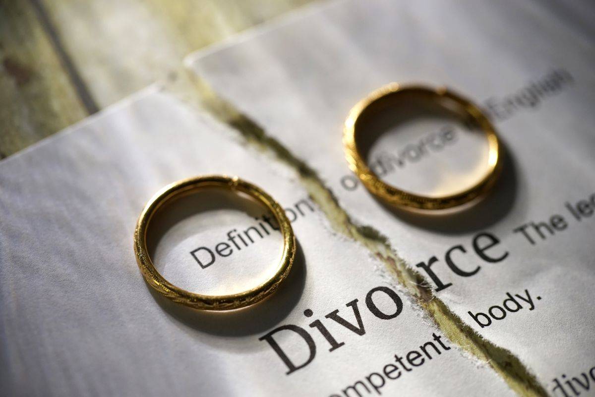 foglio del divorzio strappato con fedi