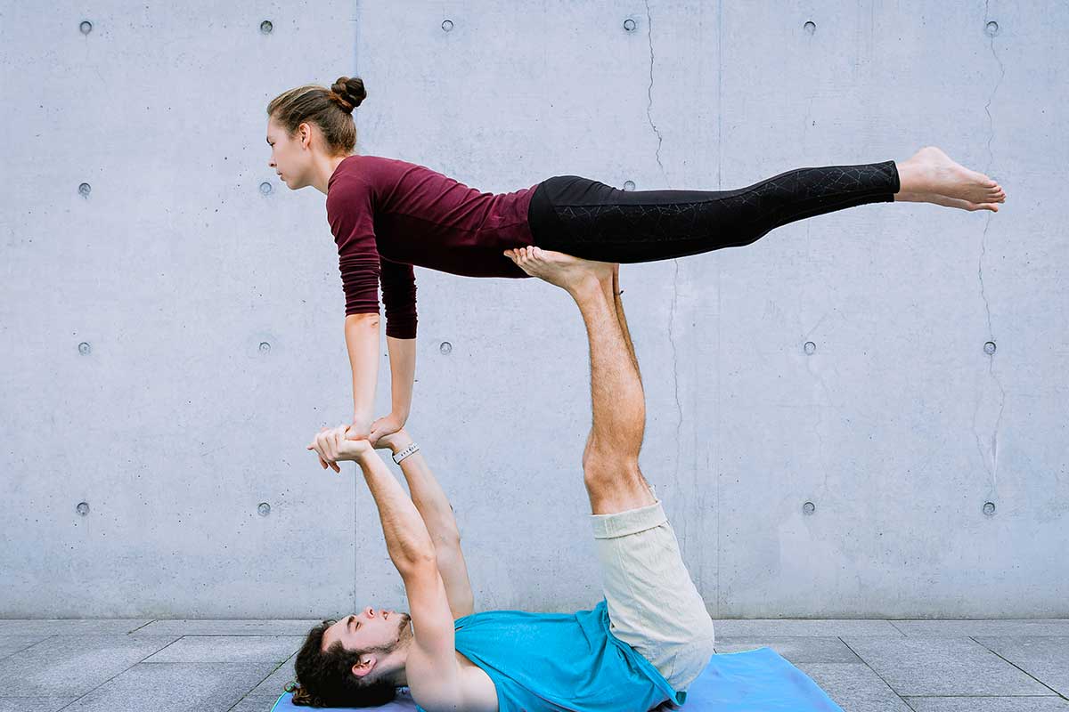 Posizioni yoga in due aumentare laffinità di coppia Pourfemme