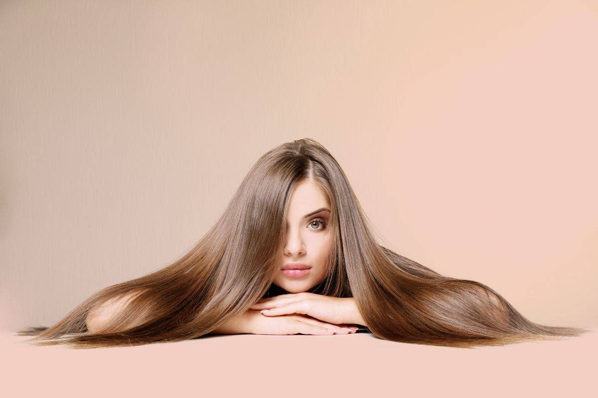 ragazza con capelli lisci e lunghi