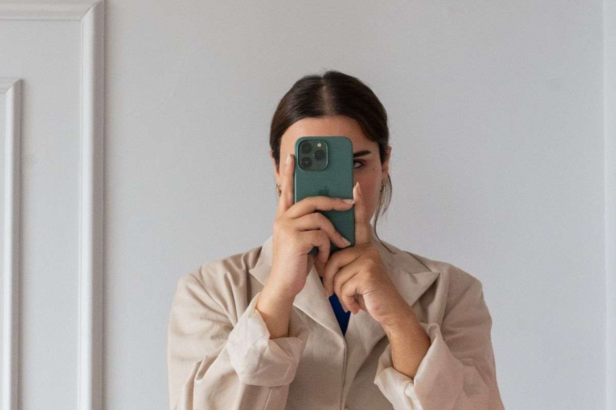 ragazza che fa selfie davanti allo specchio