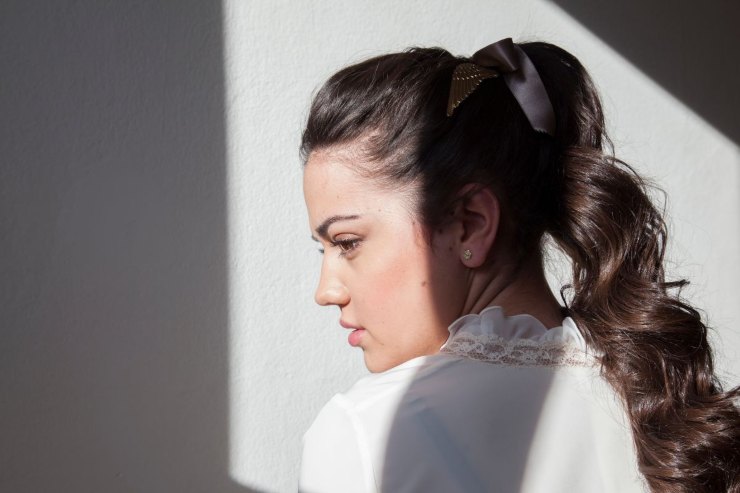 ragazza con capelli lunghi