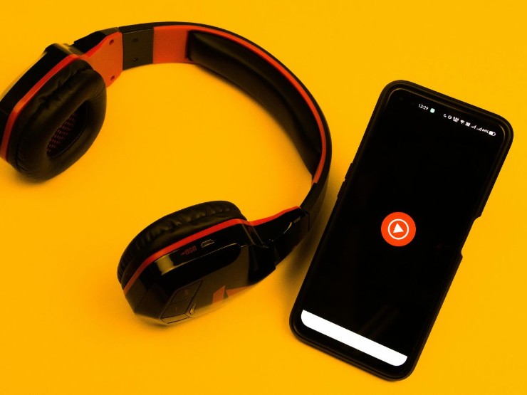 cuffie con smartphone acceso 