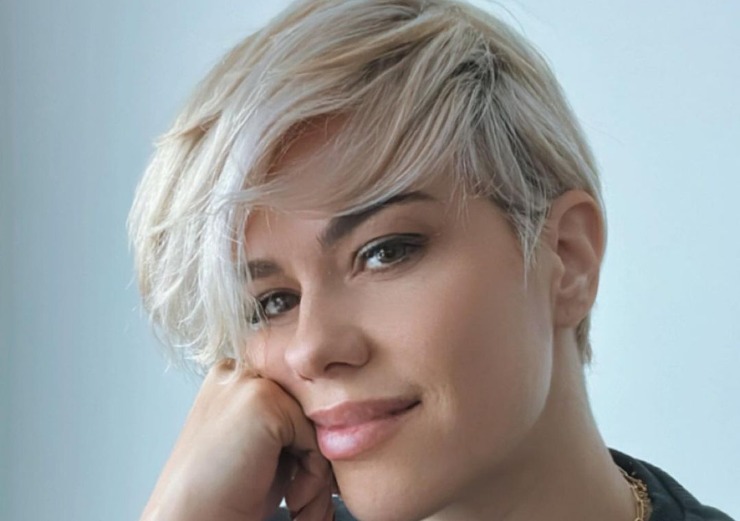 ragazza con pixie cut