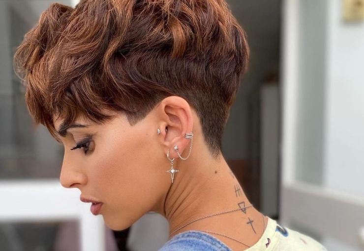 ragazza con pixie cut