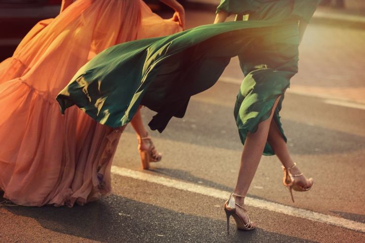 ragazze con abiti eleganti di spalle