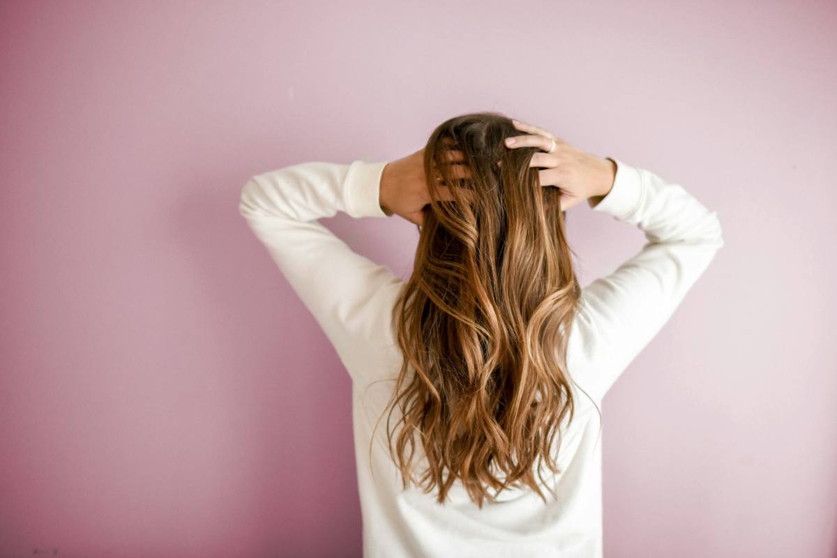 una ragazza che si tocca i capelli