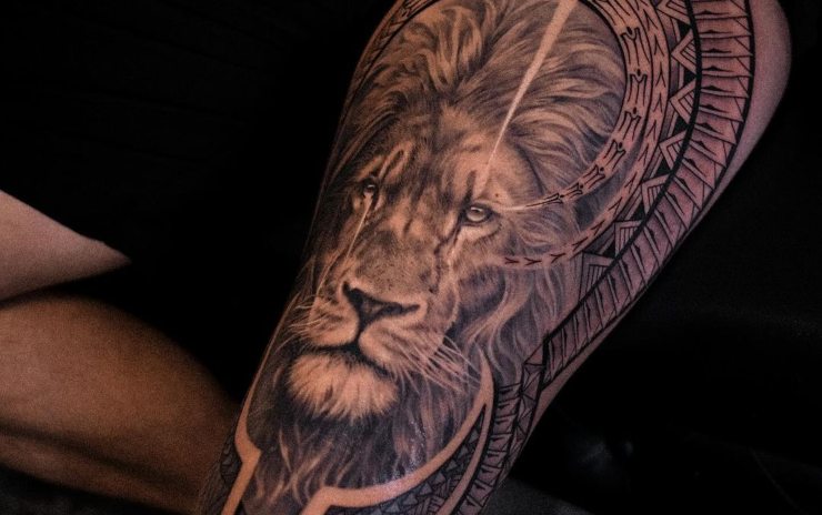 braccio tatuato con un leone
