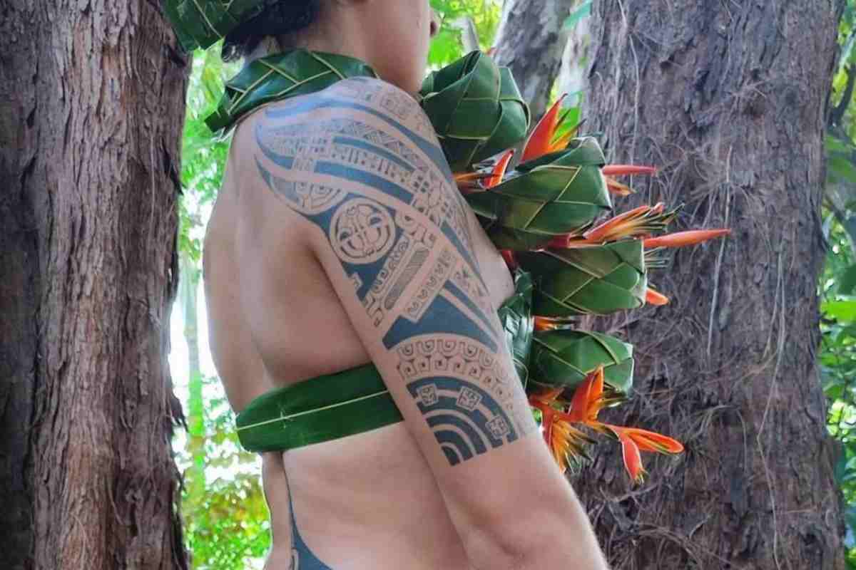 Uomo tatuato con simboli maori