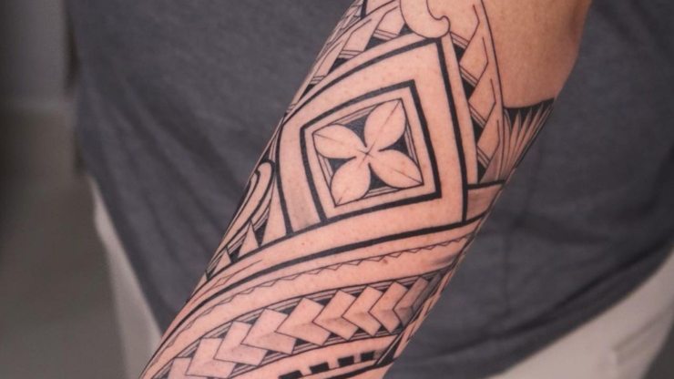 tattoo maori con fiori
