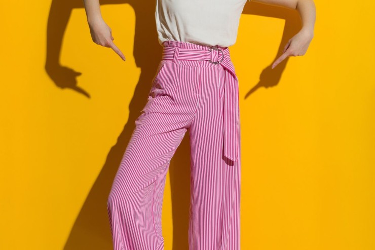 pantaloni a palazzo rosa a righe con maglietta bianca