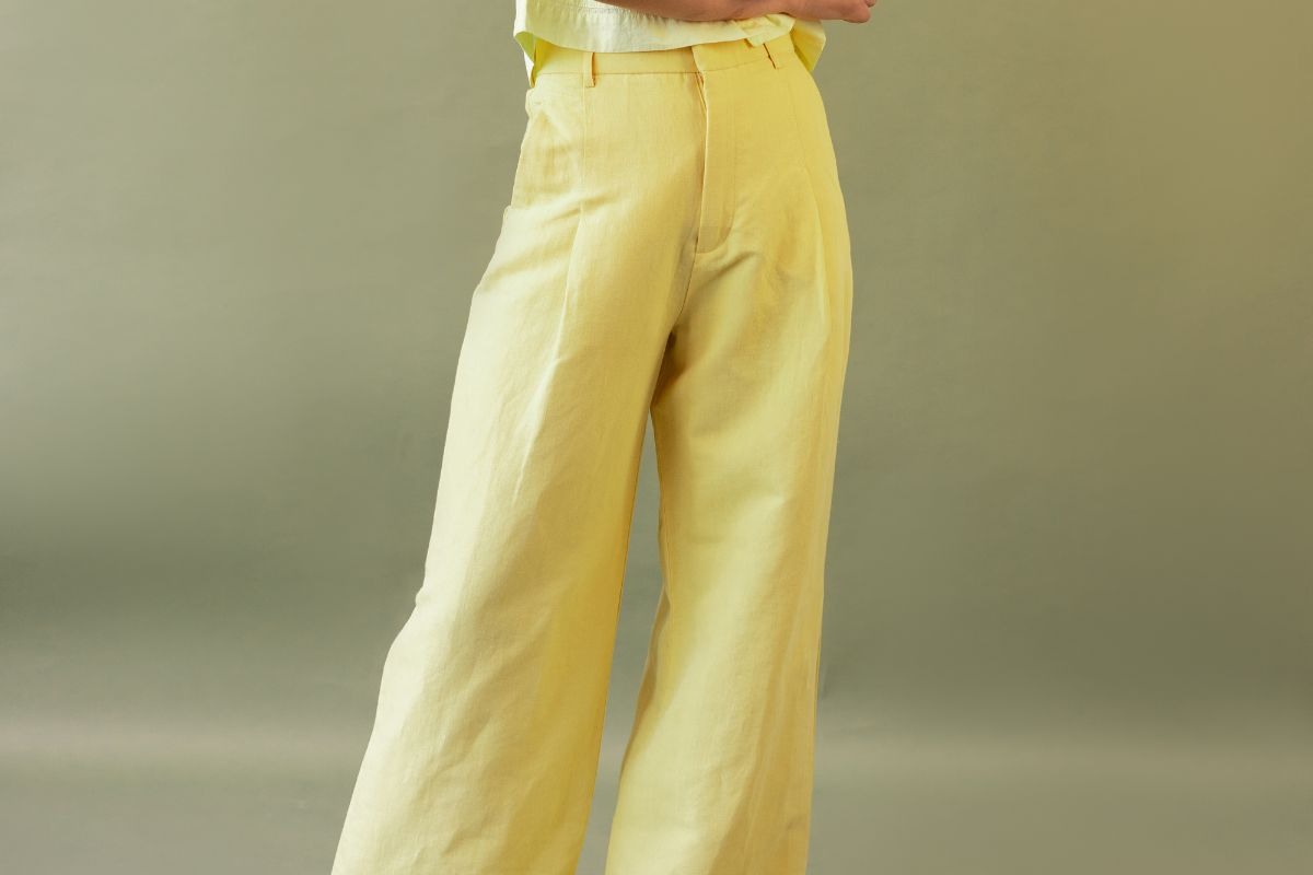pantaloni a palazzo giallo con maglietta dello stesso colore