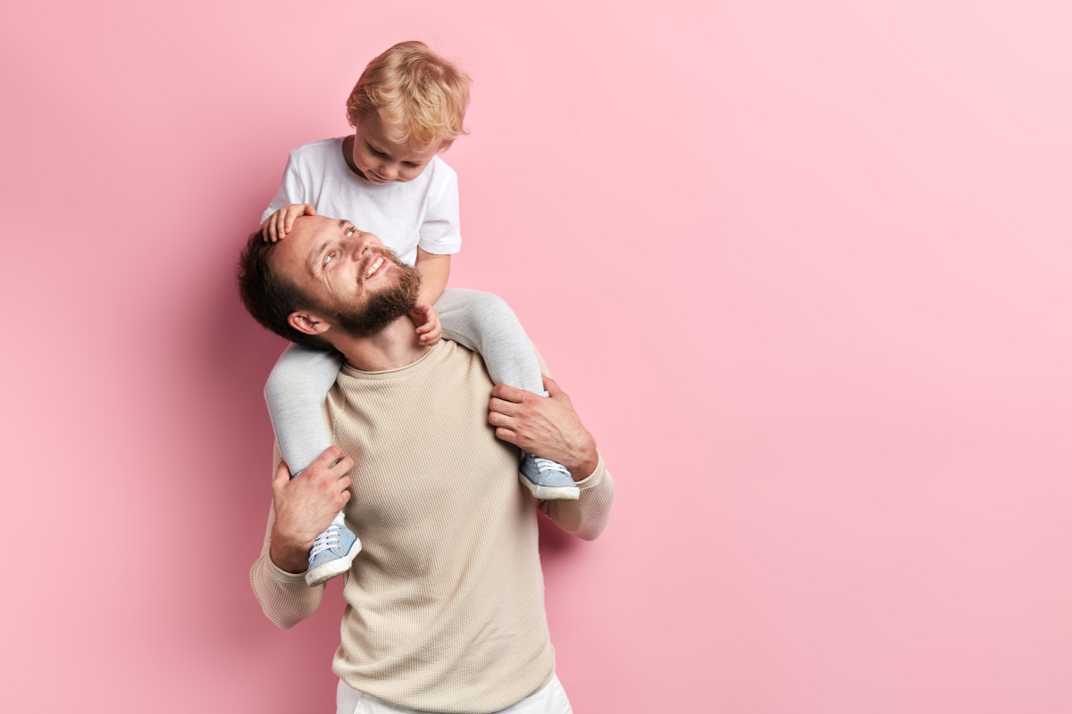 papà con bambino in braccio e maglione in cashmere