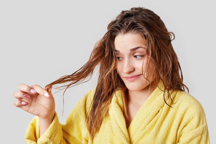 ragazza con capelli bagnati