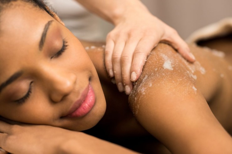 donna che effettua massaggio con scrub