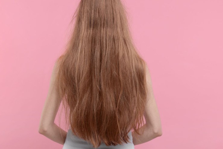 ragazza con capelli crespi