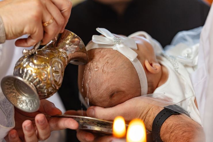 bambino che viene battezzato