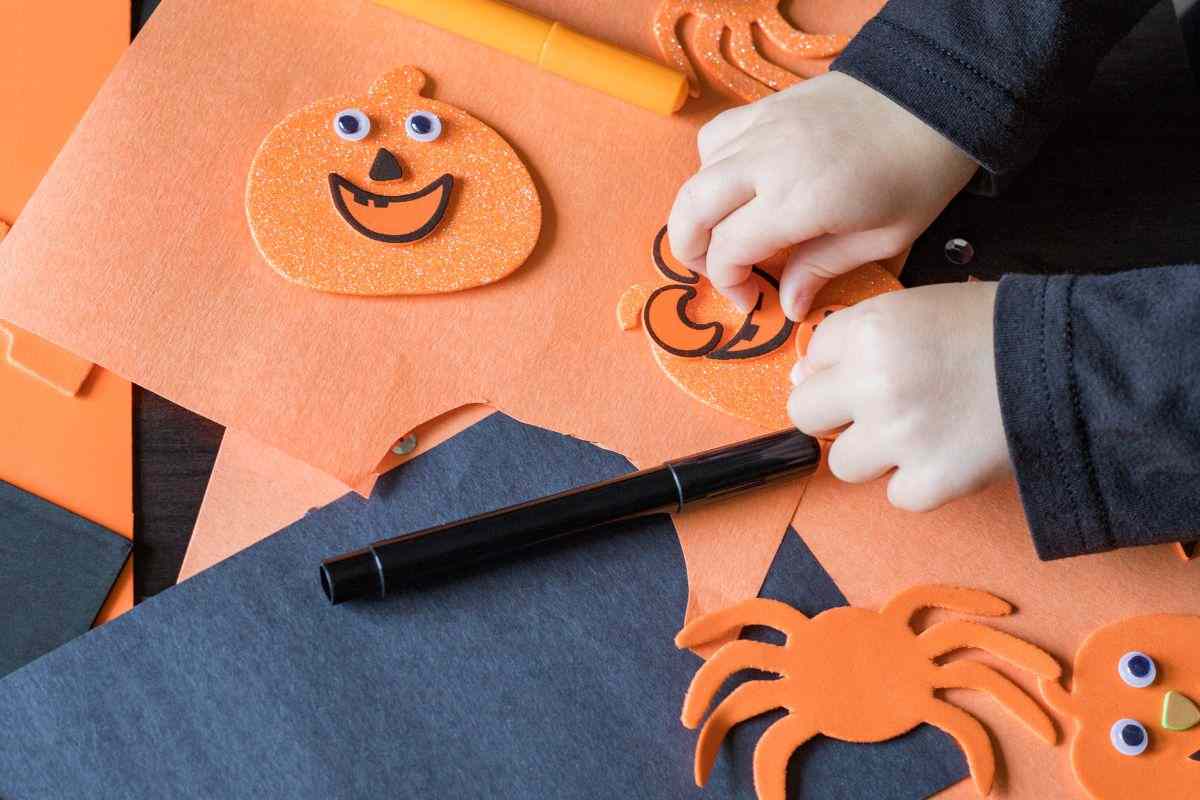 bambino che fa lavoretti di Halloween