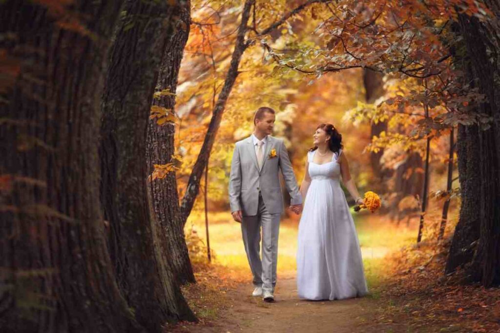 sposi in un parco con foliage