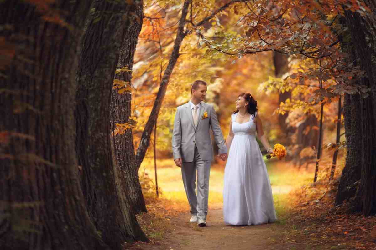 sposi in un parco con foliage