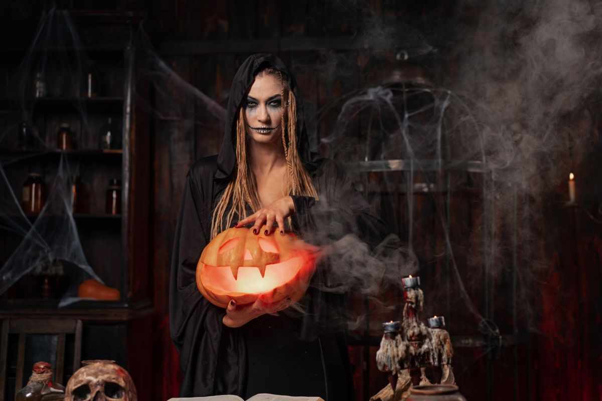 ragazza travestita da strega per Halloween