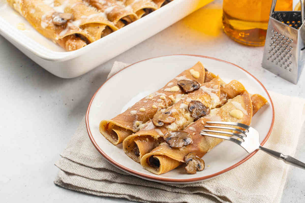 piatto con tre crespelle farcite ai funghi e mascarpone