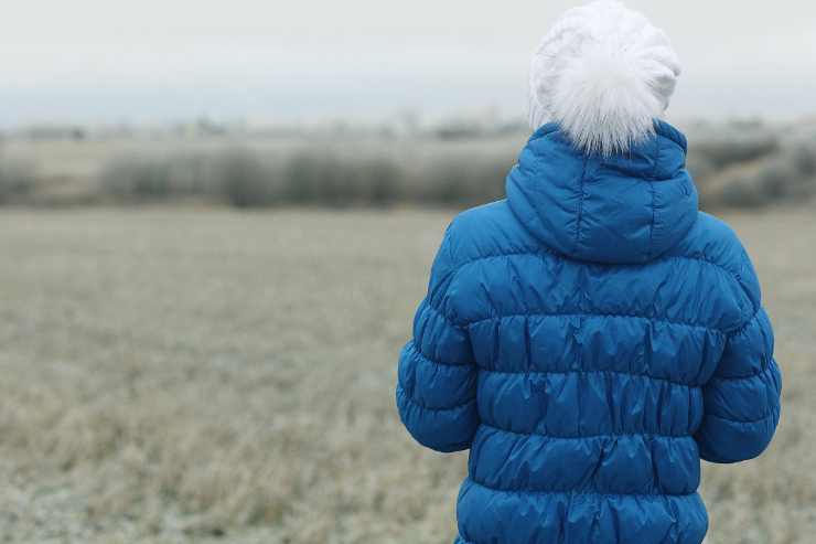 Ragazza di spalle con Piumino, uno dei capispalla per l'inverno