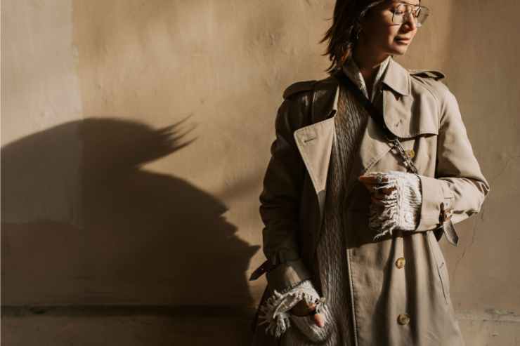 ragazza indossa un trench