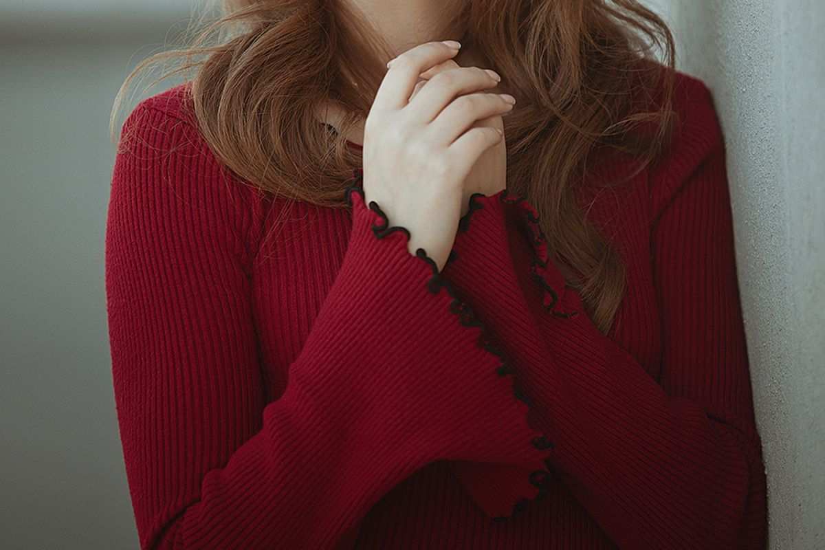 ragazza con maglione rosso