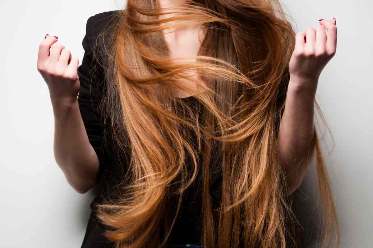 ragazza con capelli lunghi e scalati